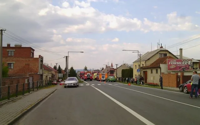 Tragická dopravní nehoda zastavila dopravu na Šternberk, jeden pasažér auta nepřežil