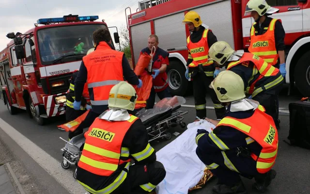 Tragická dopravní nehoda zastavila dopravu na Šternberk, jeden pasažér auta nepřežil