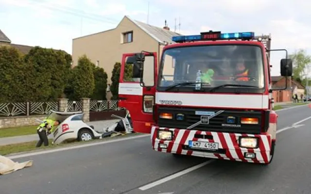 Tragická dopravní nehoda zastavila dopravu na Šternberk, jeden pasažér auta nepřežil