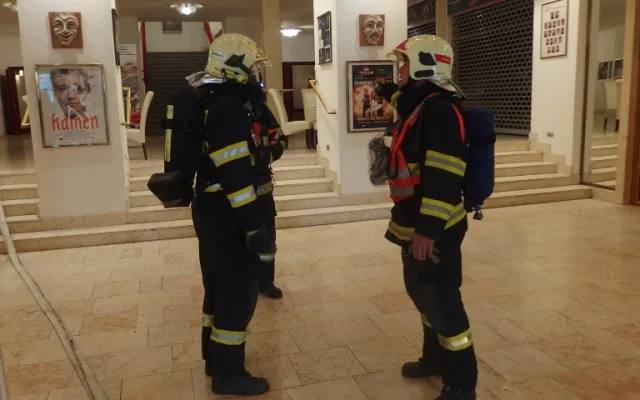 FOTO: Hasiči si dnes dopoledne nacvičovali v Moravském divadle evakuaci zaplněného hlediště