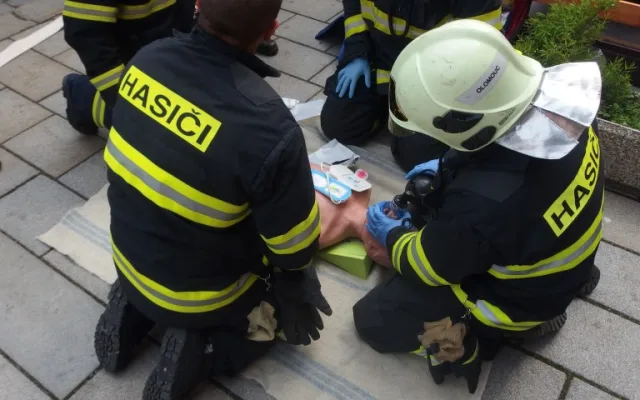 FOTO: Hasiči si dnes dopoledne nacvičovali v Moravském divadle evakuaci zaplněného hlediště