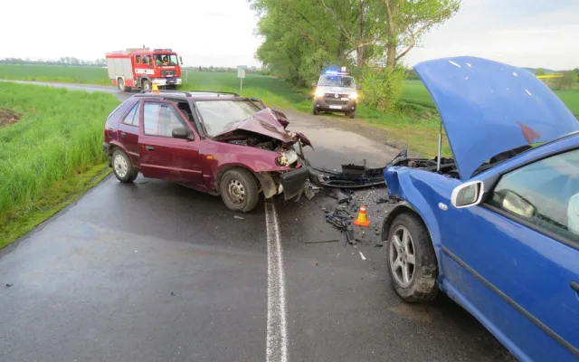 Při hrozivě vypadající nehodě u Měrovic se čelně střetla dvě osobní auta
