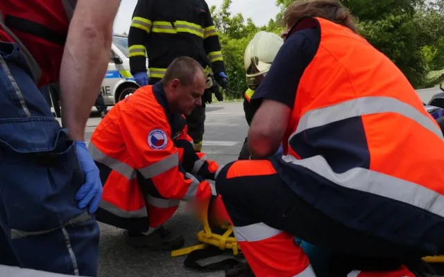 VIDEO: V ulici Šlechtitelů srazil náklaďák ženu na skůtru