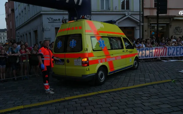 VIDEO: Během půlmaratonu záchranáři ošetřili přes sto závodníků, třetina skončila v nemocnici