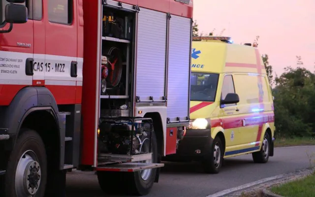 Pět lidí se nad ránem vracelo z diskotéky. Jejich auto skončilo na střeše, nepřežil dvacetiletý mladík
