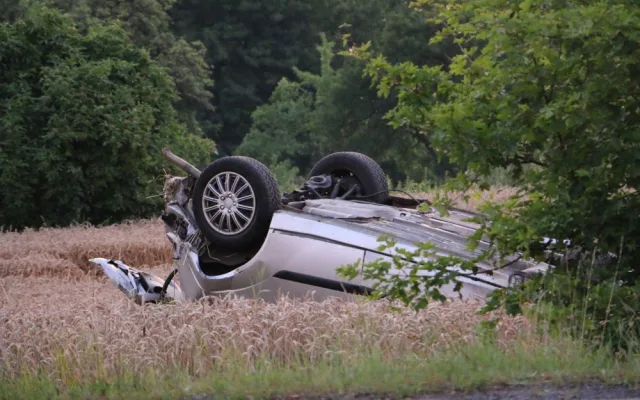 Pět lidí se nad ránem vracelo z diskotéky. Jejich auto skončilo na střeše, nepřežil dvacetiletý mladík