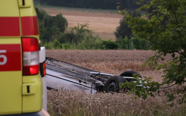 Pět lidí se nad ránem vracelo z diskotéky. Jejich auto skončilo na střeše, nepřežil dvacetiletý mladík