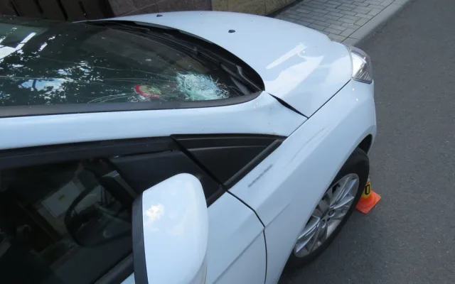 Poškozené auto cyklistou