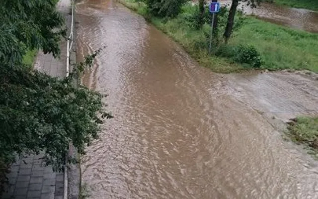 #drbnohled od Any: Myší díra pod Jeremenkovou ulicí je pod vodou, praskl tam vodovod