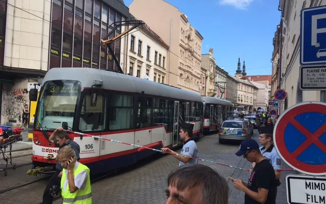 AKTUALIZOVÁNO: V Pekařské ulici v centru Olomouce se utrhl štít domu, došlo i ke zranění osob