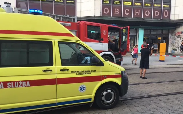 AKTUALIZOVÁNO: V Pekařské ulici v centru Olomouce se utrhl štít domu, došlo i ke zranění osob