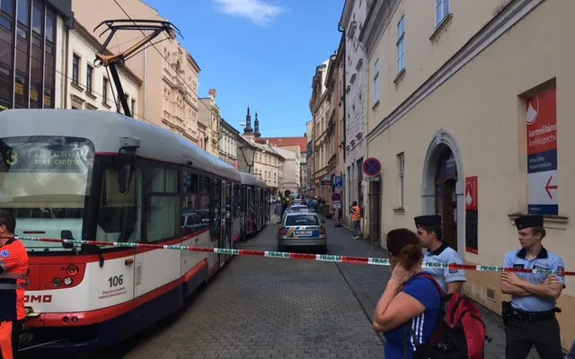 AKTUALIZOVÁNO: V Pekařské ulici v centru Olomouce se utrhl štít domu, došlo i ke zranění osob