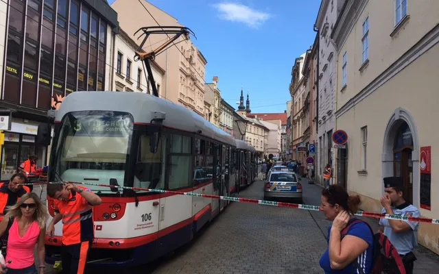 AKTUALIZOVÁNO: V Pekařské ulici v centru Olomouce se utrhl štít domu, došlo i ke zranění osob