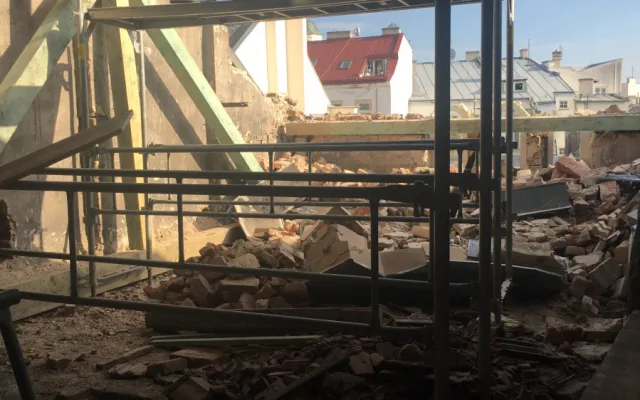 VIDEO: Přes Pekařskou od rána zase jezdí tramvaje, hasiči pracovali v domě až do noci
