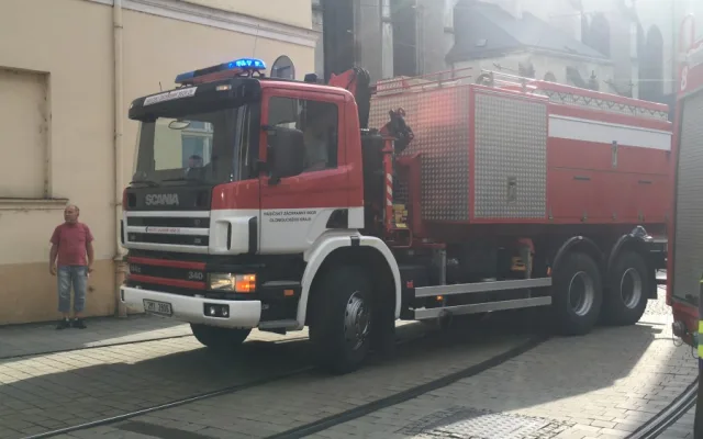 VIDEO: Přes Pekařskou od rána zase jezdí tramvaje, hasiči pracovali v domě až do noci