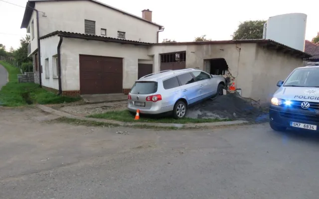 Řidič se se svým autem neudržel na silnici a skončil ve zdi garáže. Policie mu naměřila 4 promile
