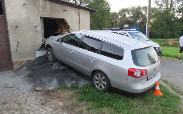Řidič se se svým autem neudržel na silnici a skončil ve zdi garáže. Policie mu naměřila 4 promile