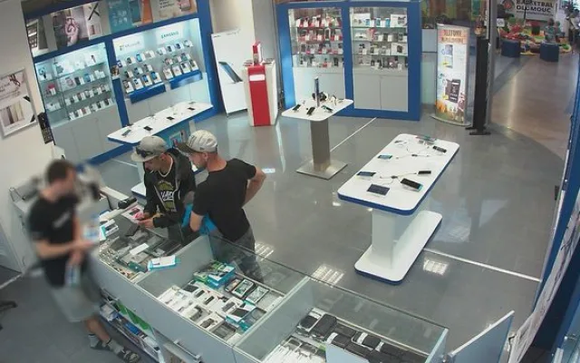 Zloději ukradli v prodejně obchodního domu mobil, zachytila je kamera. Nepoznáváte je?