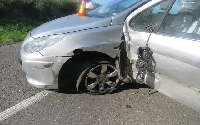 Silnici mezi Hněvotínem a Lutínem zablokovala ve čtvrtek odpoledne nehoda dvou vozidel