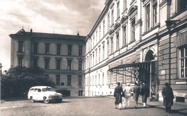 Fakultní nemocnice oslaví 120 let fungování ve velkém stylu. Přijďte dnes na Horní náměstí