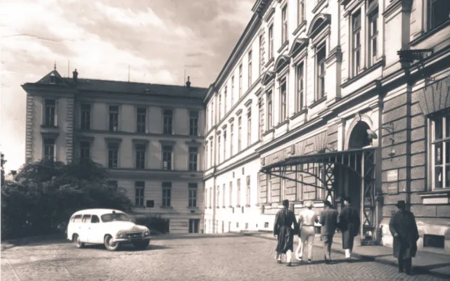 Fakultní nemocnice oslaví 120 let fungování ve velkém stylu. Přijďte dnes na Horní náměstí