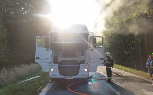 U Velkého Újezdu hořel kamion. Zasahovaly tři jednotky hasičů, škoda je 1,5 milionu korun