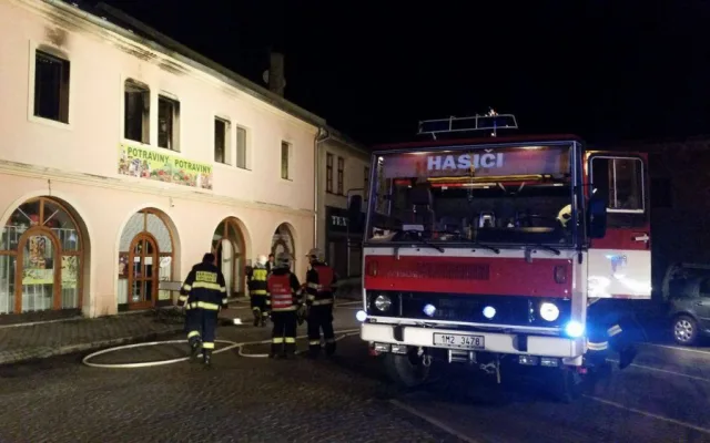 Hasiči bojovali s nočním požárem bytu. Uhynulo v něm několik domácích zvířat a zranil se zasahující hasič