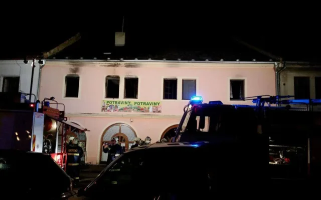 Hasiči bojovali s nočním požárem bytu. Uhynulo v něm několik domácích zvířat a zranil se zasahující hasič