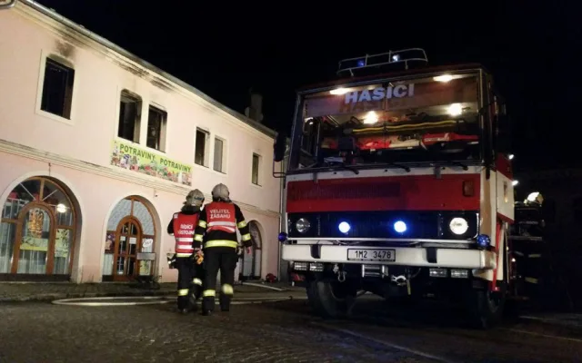 Hasiči bojovali s nočním požárem bytu. Uhynulo v něm několik domácích zvířat a zranil se zasahující hasič