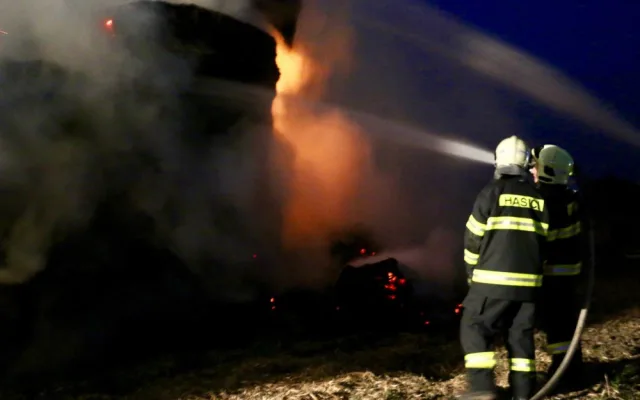 VIDEO: Hasiči likvidují v Olomouci požár balíků slámy, pracovat budou až do noci