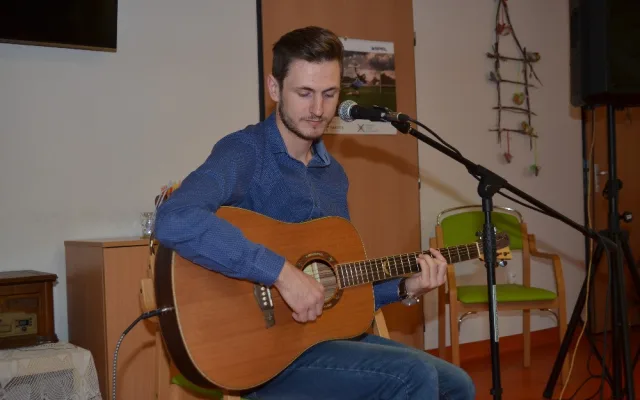Uničovský Martin Šafařík, finalista Československé Superstar, dnes zahrál pro olomoucké seniory