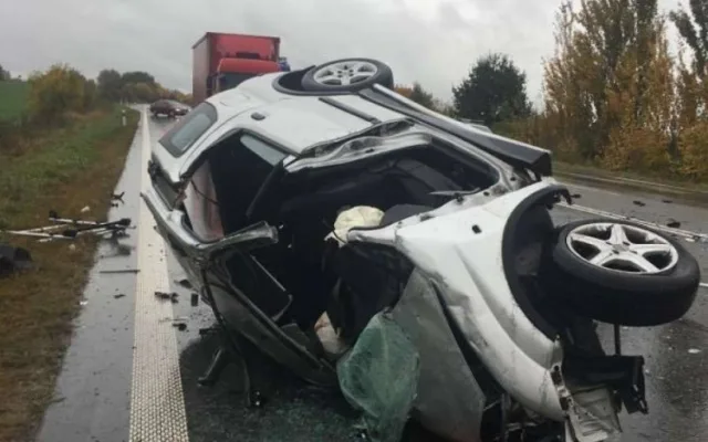 U Velké Bystřice se čelně srazila dvě auta, zraněnou ženu s malým dítětem museli z vozu vyprošťovat
