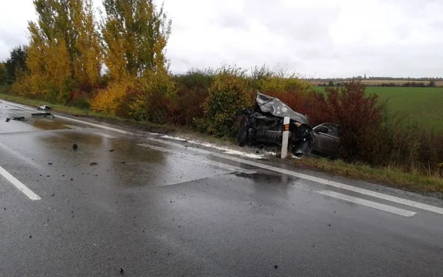U Velké Bystřice se čelně srazila dvě auta, zraněnou ženu s malým dítětem museli z vozu vyprošťovat