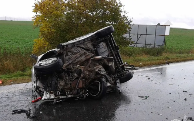 U Velké Bystřice se čelně srazila dvě auta, zraněnou ženu s malým dítětem museli z vozu vyprošťovat