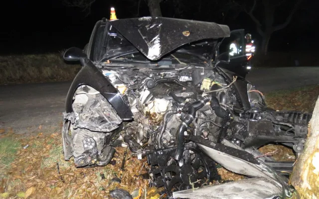 Podnapilý řidič narazil se svým Porsche do stromu. Policistům řekl, že vypil dvě nealko piva