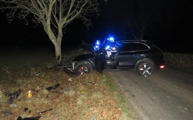 Podnapilý řidič narazil se svým Porsche do stromu. Policistům řekl, že vypil dvě nealko piva