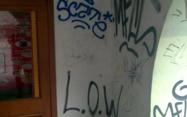 VIDEO: Městská policie zadržela muže po tom, co posprejoval podloubí domu v Zámečnické ulici