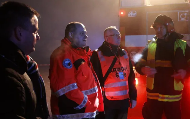 FOTO/VIDEO: Podívejte se, jak probíhalo noční cvičení u Vrbátek. Nechyběl ani převrácený autobus