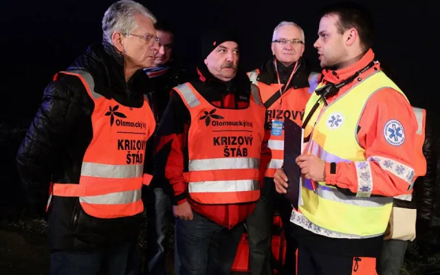 FOTO/VIDEO: Podívejte se, jak probíhalo noční cvičení u Vrbátek. Nechyběl ani převrácený autobus