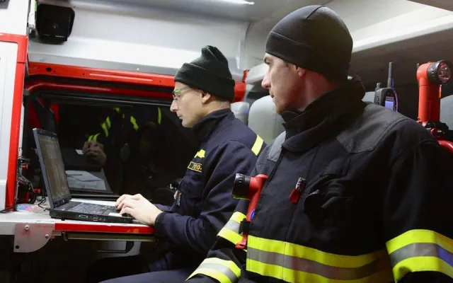 FOTO/VIDEO: Podívejte se, jak probíhalo noční cvičení u Vrbátek. Nechyběl ani převrácený autobus