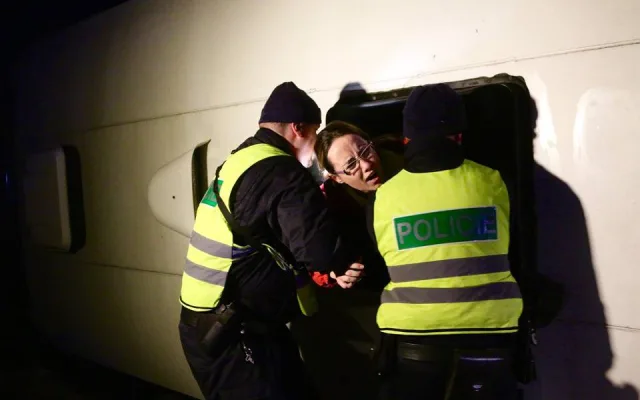 FOTO/VIDEO: Podívejte se, jak probíhalo noční cvičení u Vrbátek. Nechyběl ani převrácený autobus