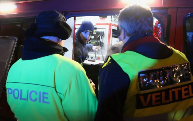 FOTO/VIDEO: Podívejte se, jak probíhalo noční cvičení u Vrbátek. Nechyběl ani převrácený autobus