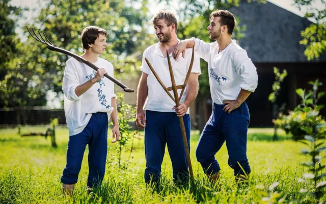 Olomoučtí studenti představují muzikálovou pohádku Stojí hruška