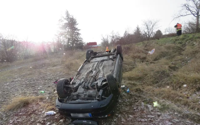 Mladá řidička nezvládla se svým autem zatáčku, sjela ze srázu a skončila na střeše