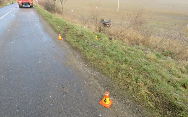 Mladá řidička nezvládla se svým autem zatáčku, sjela ze srázu a skončila na střeše