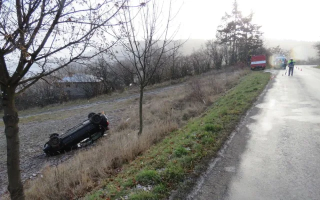 Mladá řidička nezvládla se svým autem zatáčku, sjela ze srázu a skončila na střeše