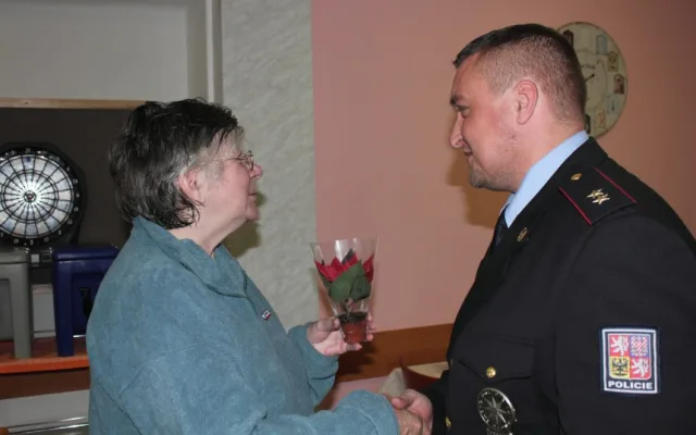 Policisté zakoupili vánoční hvězdy a obdarovali seniory. Výtěžek půjde onkologicky nemocným dětem
