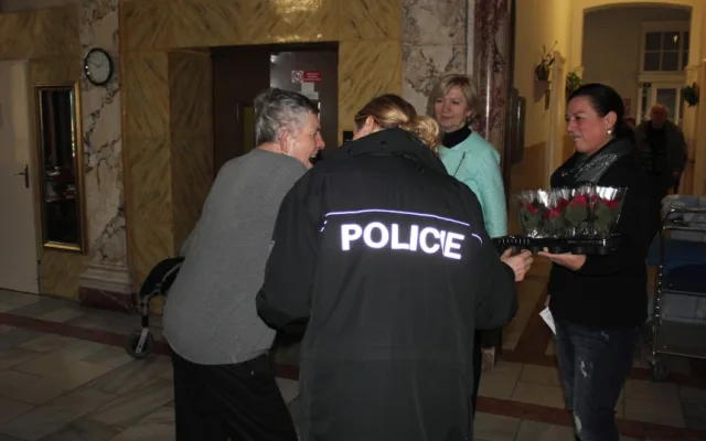 Policisté zakoupili vánoční hvězdy a obdarovali seniory. Výtěžek půjde onkologicky nemocným dětem