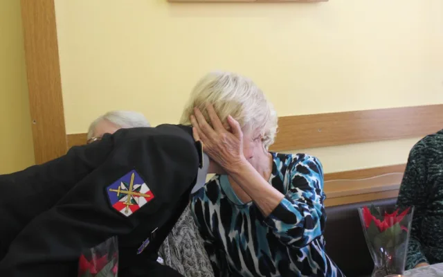 Policisté zakoupili vánoční hvězdy a obdarovali seniory. Výtěžek půjde onkologicky nemocným dětem
