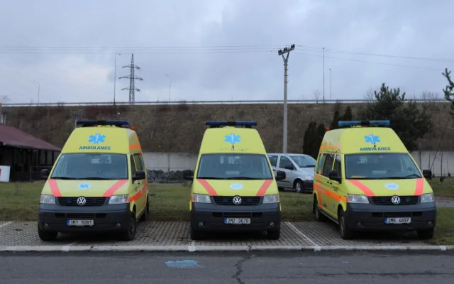 VIDEO: Řidiči sanitních vozů trénovali jejich řízení za ztížených podmínek